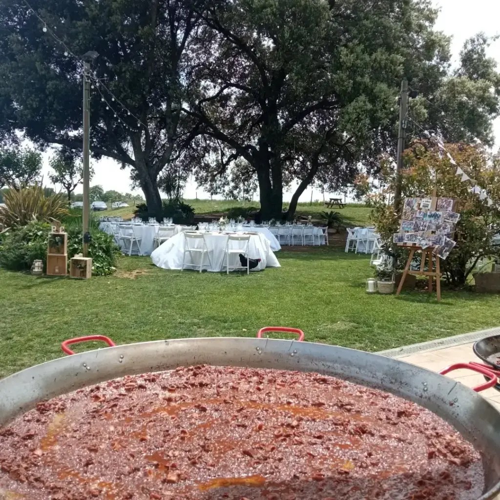 Paella marisco boda Preparación de paella gigante para boda en Tarragona